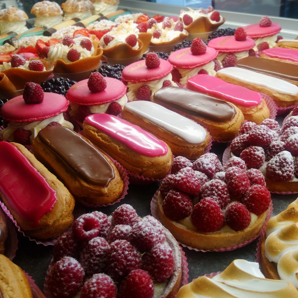 Éclairs et tartelettes en vitrine