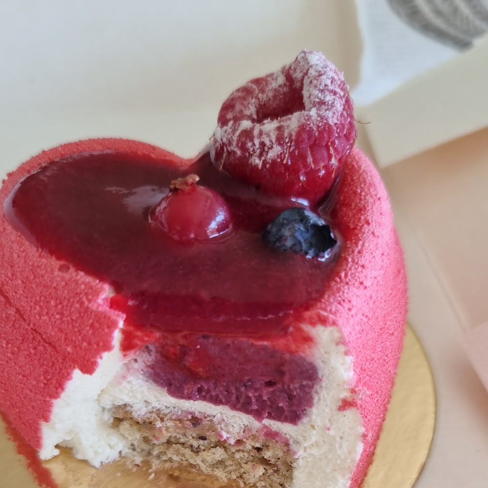 Entremet framboise coupé